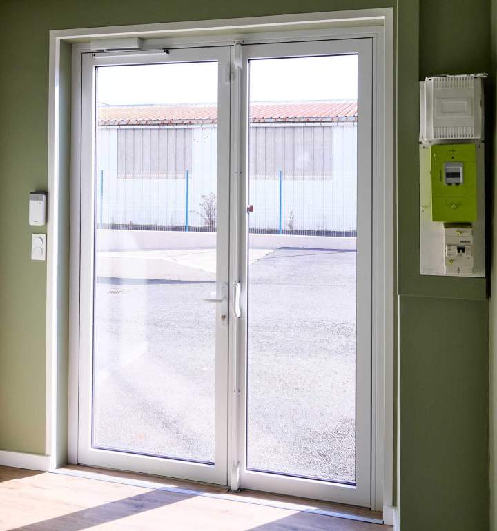 Installation porte en PVC Sèvremoine